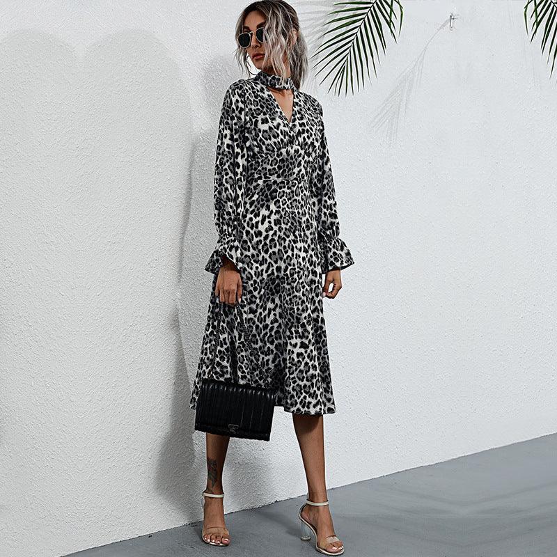 Midi Jurk met V-hals en Leoprint - Midi Dresses - Jurkjes.co