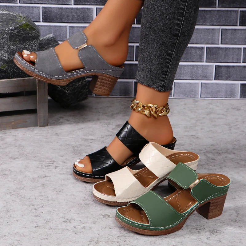 Blokhak Sandalen met Stijlvolle Afwerking