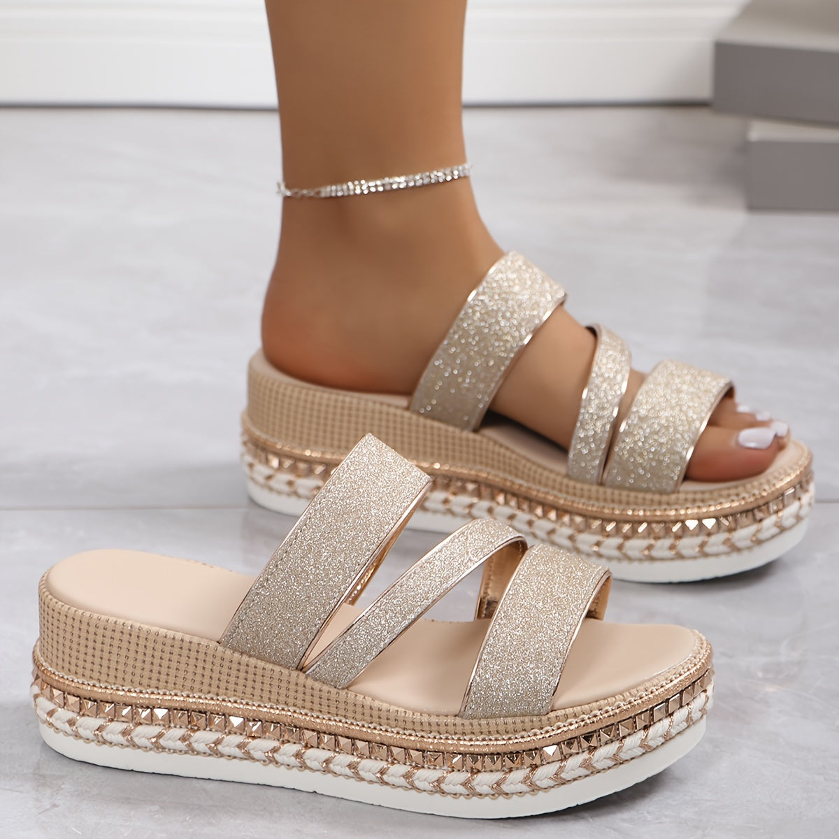 Sandalen met Glanzende Champagnekleur