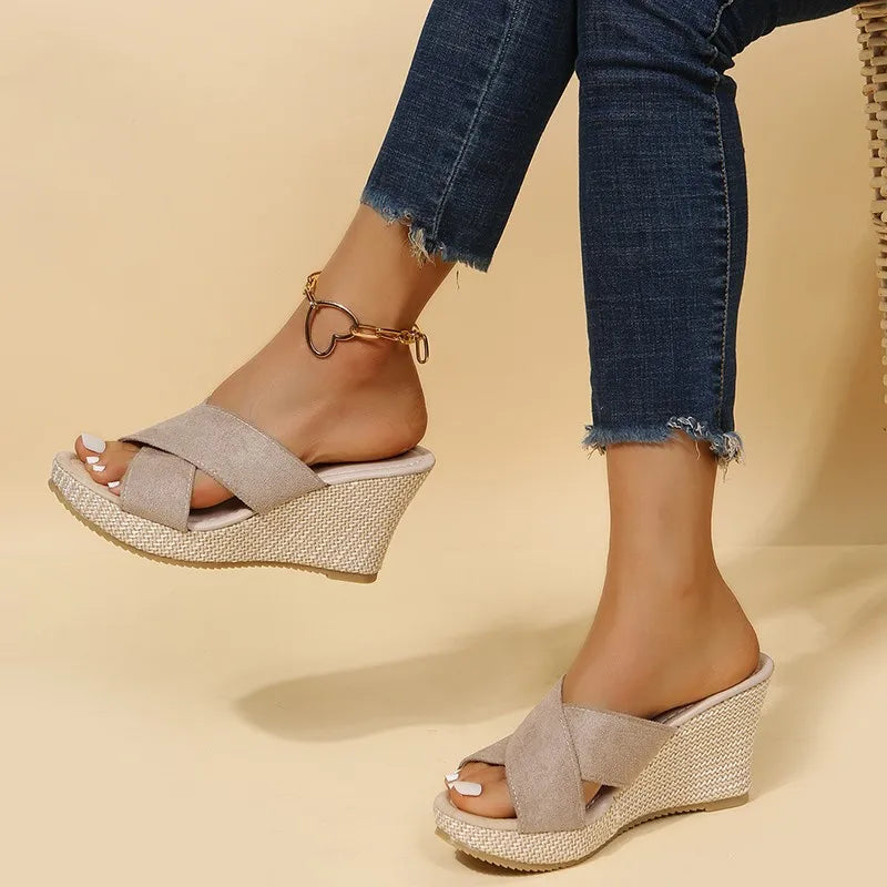Wedge Sandalen met Kruisriem Ontwerp