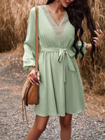 A-lijn Jurk met V-hals en Ceintuur - Group6 - Jurkjes.co