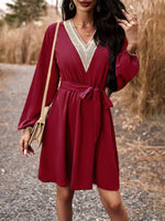 A-lijn Jurk met V-hals en Ceintuur - Group6 - Jurkjes.co