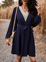 A-lijn Jurk met V-hals en Ceintuur - Group6 - Jurkjes.co