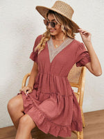 A-lijn Jurk met V-hals en Kanten Details - Midi Dresses - Jurkjes.co