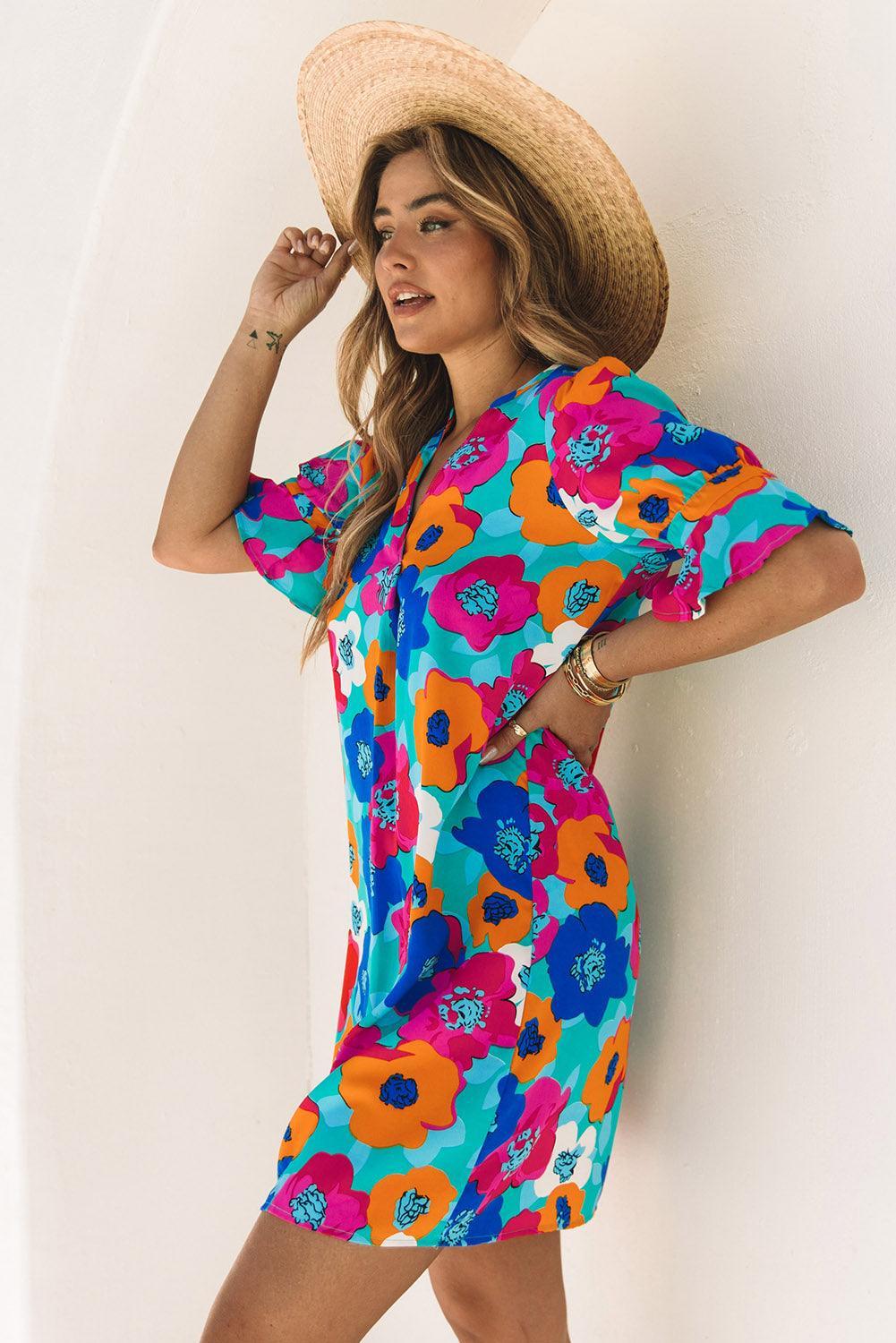 Bloemrijke Mini Jurk met V-Hals en Ruchemouwen - Floral Dresses - Jurkjes.co