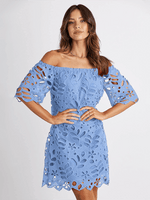 Knielange Jurk met Off-Shoulder en Bloemen - Mini Dresses - Jurkjes.co