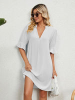 Knielange Jurk met V-hals en Rimpelmouwen - Mini Dresses - Jurkjes.co