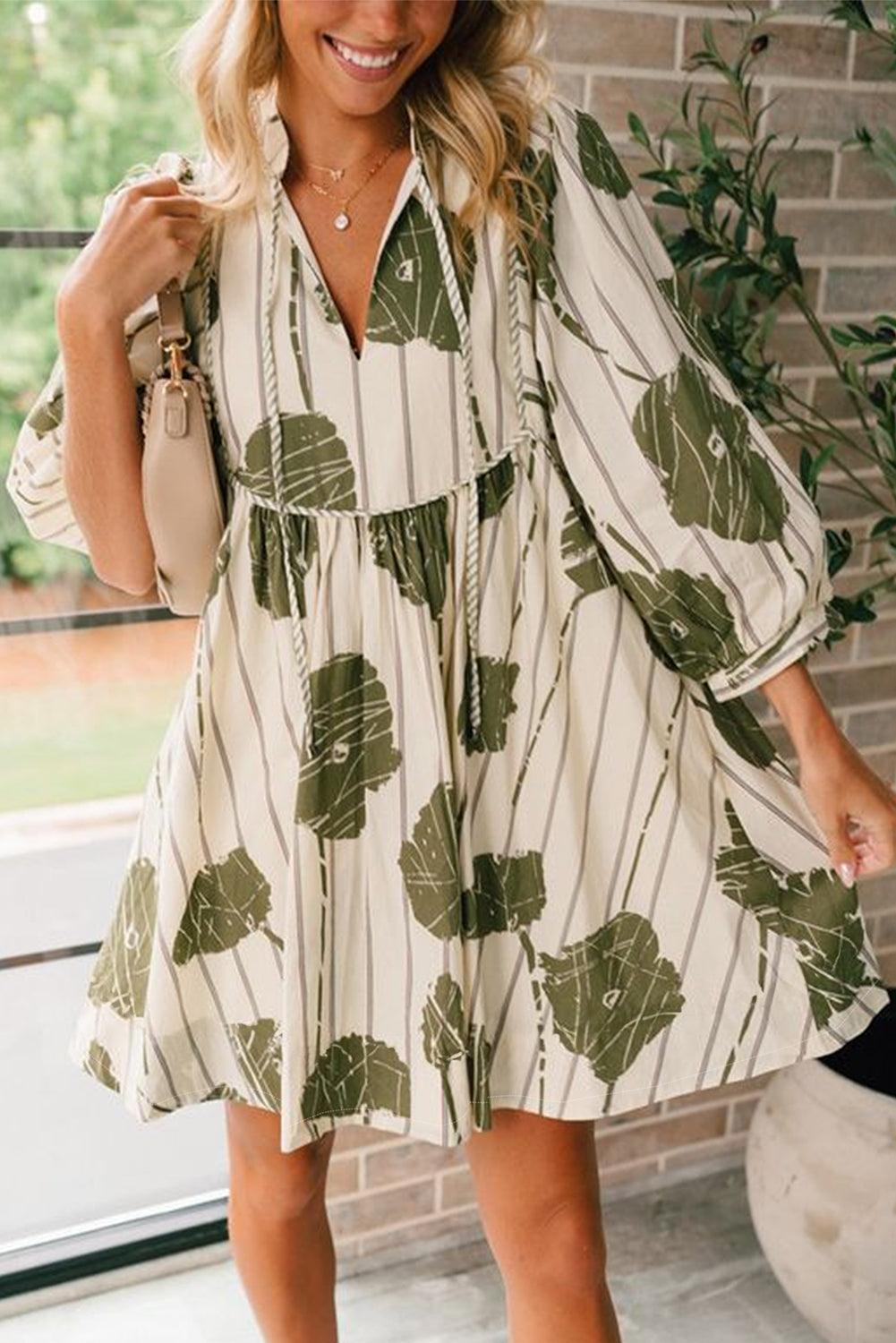 Korte Jurk met Bloemenprint en Splitnek - Floral Dresses - Jurkjes.co