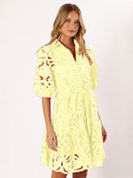 Korte Jurk met Lapehals en Bloemenkant - Midi Dresses - Jurkjes.co