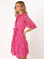 Korte Jurk met Lapehals en Bloemenkant - Midi Dresses - Jurkjes.co