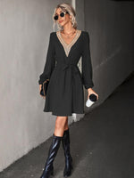 Korte Jurk met V-hals en Ceintuur - Mini Dresses - Jurkjes.co