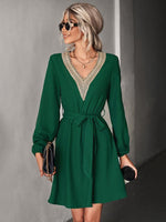 Korte Jurk met V-hals en Ceintuur - Mini Dresses - Jurkjes.co