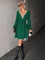 Korte Jurk met V-hals en Ceintuur - Mini Dresses - Jurkjes.co