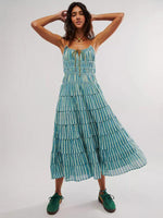 Maxi Jurk met V-hals en Gestreept Patroon - Group1 - Jurkjes.co