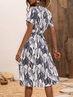 Midi Jurk met V-hals en Bladerenprint - Midi Dresses - Jurkjes.co