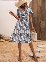 Midi Jurk met V-hals en Bladerenprint - Midi Dresses - Jurkjes.co