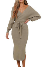 Midi Jurk met V-hals en Ceintuurtje - Midi Dresses - Jurkjes.co