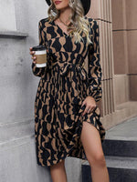 Midi Jurk met V-hals en Geometrisch Design - Group8 - Jurkjes.co