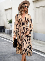 Midi Jurk met V-hals en Geometrisch Design - Group9 - Jurkjes.co