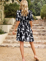 Midi Jurk met V-hals en Geometrisch Design - Midi Dresses - Jurkjes.co