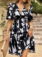 Midi Jurk met V-hals en Geometrisch Design - Midi Dresses - Jurkjes.co