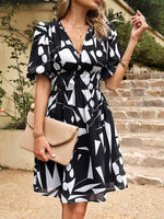 Midi Jurk met V-hals en Geometrisch Design - Midi Dresses - Jurkjes.co