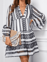 Midi Jurk met V-hals en Geometrisch Design - Mini Dresses - Jurkjes.co