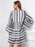 Midi Jurk met V-hals en Geometrisch Design - Mini Dresses - Jurkjes.co