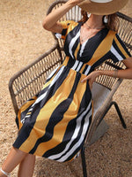 Midi Jurk met V-hals en Gestreept Patroon - Midi Dresses - Jurkjes.co