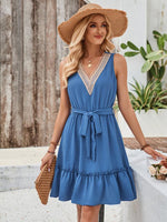 Midi Jurk met V-hals en Kantafwerking - Mini Dresses - Jurkjes.co