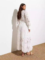 Midi Jurk met V-hals en Kantdetails - Maxi Dresses - Jurkjes.co