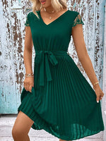 Midi Jurk met V-hals en Kanten Details - Midi Dresses - Jurkjes.co