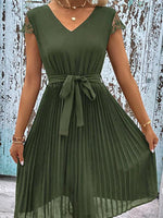 Midi Jurk met V-hals en Kanten Details - Midi Dresses - Jurkjes.co