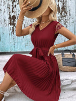 Midi Jurk met V-hals en Kanten Details - Midi Dresses - Jurkjes.co