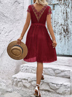 Midi Jurk met V-hals en Kanten Details - Midi Dresses - Jurkjes.co