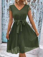 Midi Jurk met V-hals en Kanten Details - Midi Dresses - Jurkjes.co