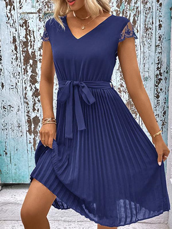 Midi Jurk met V-hals en Kanten Details - Midi Dresses - Jurkjes.co