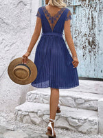 Midi Jurk met V-hals en Kanten Details - Midi Dresses - Jurkjes.co