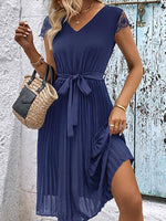 Midi Jurk met V-hals en Kanten Details - Midi Dresses - Jurkjes.co