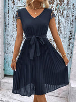 Midi Jurk met V-hals en Kanten Details - Midi Dresses - Jurkjes.co