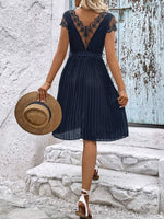 Midi Jurk met V-hals en Kanten Details - Midi Dresses - Jurkjes.co