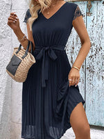 Midi Jurk met V-hals en Kanten Details - Midi Dresses - Jurkjes.co