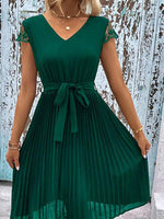 Midi Jurk met V-hals en Kanten Details - Midi Dresses - Jurkjes.co