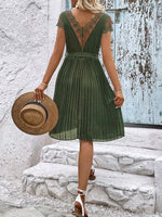 Midi Jurk met V-hals en Kanten Details - Midi Dresses - Jurkjes.co