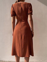 Midi Jurk met V-hals en Knoopdetails - Maxi Dresses - Jurkjes.co