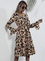 Midi Jurk met V-hals en Luipaardprint - Maxi Dresses - Jurkjes.co