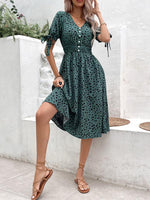 Midi Jurk met V-hals en Stippenprint - Short-sleeved dress - Jurkjes.co