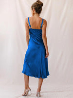 Midi Jurk met V-hals en Strikdetail - Midi Dresses - Jurkjes.co