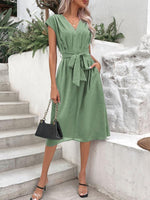 Midi Jurk met V-hals en Tailleband - Midi Dresses - Jurkjes.co