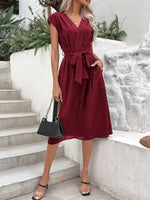 Midi Jurk met V-hals en Tailleband - Midi Dresses - Jurkjes.co